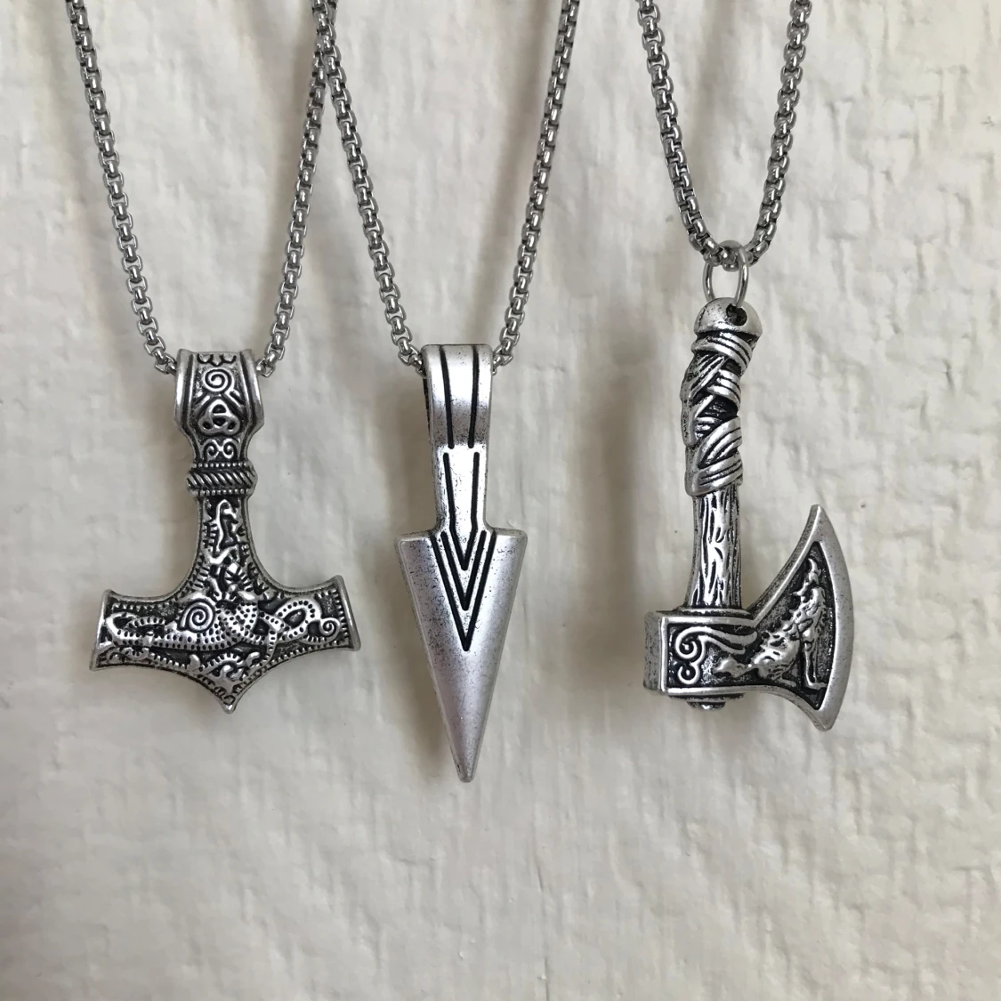 Tre halsband med vikingainspirerade hängen