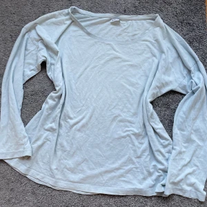 Ljusblå långärmad tröja från Gina Tricot - Säljer en ljusblå långärmad tröja från Gina Tricot. Tröjan har en enkel design med rund halsringning och är tillverkad i ett mjukt material. Perfekt för en avslappnad stil.  Storlek M!  Ett litet litet hål som knappt syns. Rätt så loosefit Öppen för andra pris förslag! 
