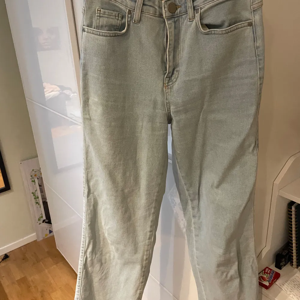 Ljusblåa jeans från Madlady. Str 38 men faller mindre, 36 ca. Använd endast ett fåtal gånger. . Farkut & Housut.