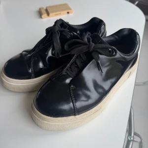 Svarta Eytys - I jättebra skick. Inte använda alls mycket då dom inprincip ser nya ut. Säljer för att de inte kommer till användning! 