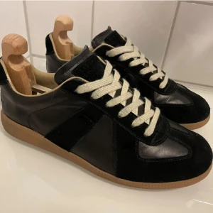 Maison Margiela Gats - Ett par riktigt fräscha Margiela Gats i skick 9/10. Otroligt snygga och sköna att gå i så passar till alla tillfällen! Nypris på dessa är runt 6000. Tyvärr följer ingen box med utan bara dustbagsen. Hör av er vid fler funderingar!🤩