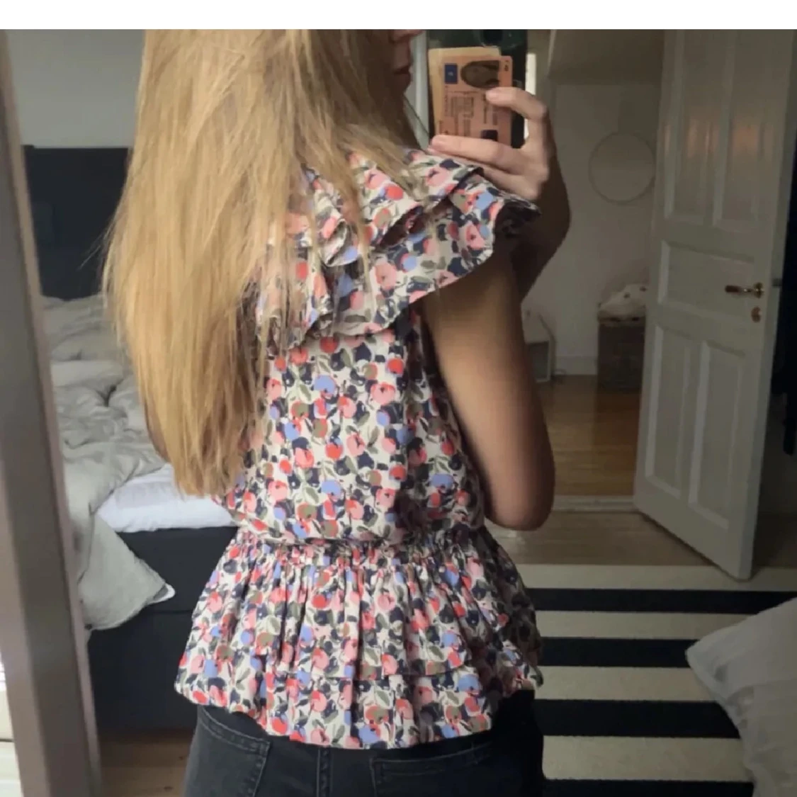 Blommig blus med volanger - 1