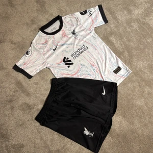 Liverpool - Salah - set - Fotboll set | Liverpool | Salah | nytt skick | nypris 900kr | stl XS - 164cm ish | besvarar eventuella frågor!