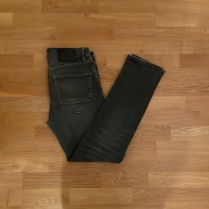 Mörkgråa jeans från Jack & Jones - Säljer dessa mörkgråa jeans från Jack & Jones storlek 30/32. De är i bra skick och har inga tydliga defekter. Modellen är slim straight och tyget är denim vilket är slitstarkt. Säljer de eftersom jag växt ur de. Om ni har några frågor eller vill ha referens bilder/mått så är det bara att höra av sig! Pris kan diskuteras vid snabb affär💸