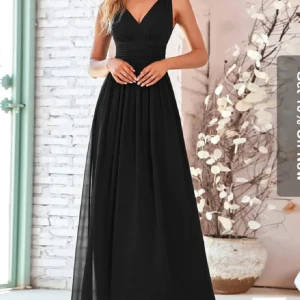 Svart balklänning  - Elegant svart balklänning med v-ringning. Köpt ifrån Ever Pretty i storlek M. Aldrig använt och finns lapp kvar. Perfekt för dig som ska på bal men vill hålla dig under en budget! ❤️❤️ nypris 700ish