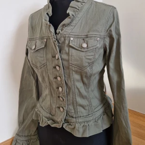 Finaste jackan med knäppning - Säljer endast för att den passar inte så bra vid armarma. Sjukt fin sommarjacka.