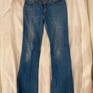 Blå bootcut jeans - Jätte snygga lågmidjade boutcut jeans 💕