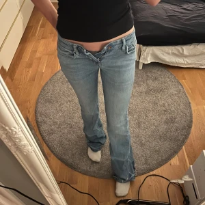 Ljusblå low waist bootcut jeans ONLY - Jättefina ljusblå lågmidjade bootcut jeans från only som tyvärr blivit för små för mig🥲Modell low wide flared