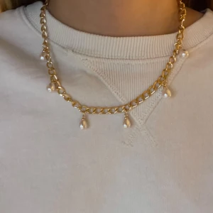 Guld halsband med pärlor  - Har gjort det själv, vet ej om de rostar 💞