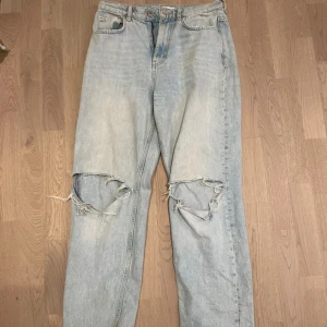 Ljusa jeans med hål - Säljer ett par ljusa jeans med coola slitningar på knäna. Längst ner finns det lite smuts men försvinner förmodligen i tvätten. Ska flytta snart så vill gärna bli av med allt så fort som möjligt (pris kan diskuteras)💕