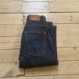Nudie jeans - Ett par feta nudies i bra kvalite nästan aldrig använda. Inga defekter skriv om ni vill ha fler bilder och om ni är intresserade 