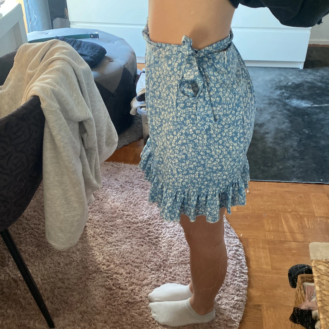 Blå blommig kjol med volang - 2