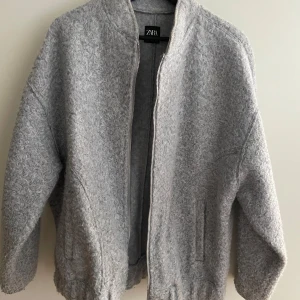 Grå bomberjacka från Zara - Säljer en stilren grå jacka från Zara med dragkedja framtill. Den är nästintill oanvänd och är därför i mycket bra skick. Storleken är xs-s men den är oversize!!💞💓