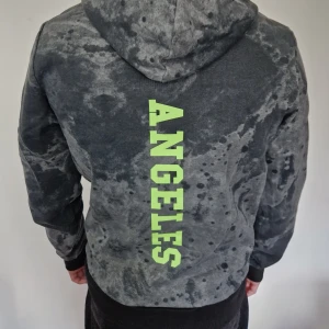 Chi modu hoodie - Chi modu hoodie med ice cube print. Storlek S och är mjuk på insidan. Kvaliteten är som nyköpt. Skriv om ni har funderingar eller köp genom "köp nu".