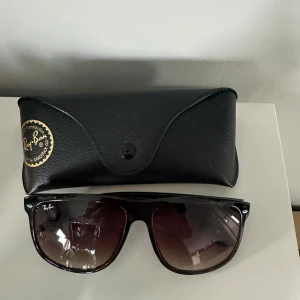 Rayban boyfriend 4147 - Snålt använda 9/10 skick hör av er för fler frågor