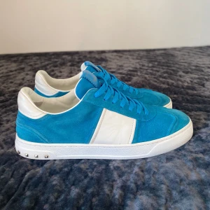 Valentino Flycrew - Tja! Säljer nu dessa tvärfeta Valentino Flycrews! De är i toppskick utöver att mockan är lite sliten. Alla nitar kvar och de är original. Skick 8,5/10! De har även blivit profesionellt rengjorda så de är i toppskick! Storlek 44 1/2 men passar mig som brukar ha 44. Har inget OG men fraktar i skolåda med inslagspapper så inget går sönder! Hör av dig vid minsta lilla fundering!🌟