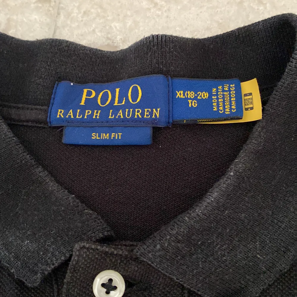 Säljer en väldigt populär modell av Ralph lauren pike. Den är inprincip ny utan tags och är självklart äkta som du kan se på bilderna. Priset är inte hugget i sten! Kontakta vid minsta fundering. Neuletakit & Villapaidat.