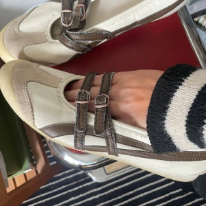 Unika ballerinaskor Onitsuka Tiger  - Skitsnygga bruna och vita ballerinaskor från Onitsuka Tiger. Älskar detaljerna på skorna. De var tyvärr för stora för mig så de har inte kommit till användning. 