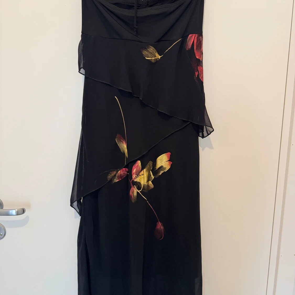 Svart axelbandslös klänning med blommönster - 3