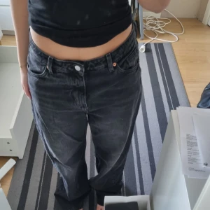 Svarta baggyjeans  - Ett par svarta baggyjeans från Monki. Använda fåtal gånger men har små defekter längst ner vid foten, pågrund av att de var för långa på mig, men annars är de i väldigt bra skick. Nypris: 499 kr