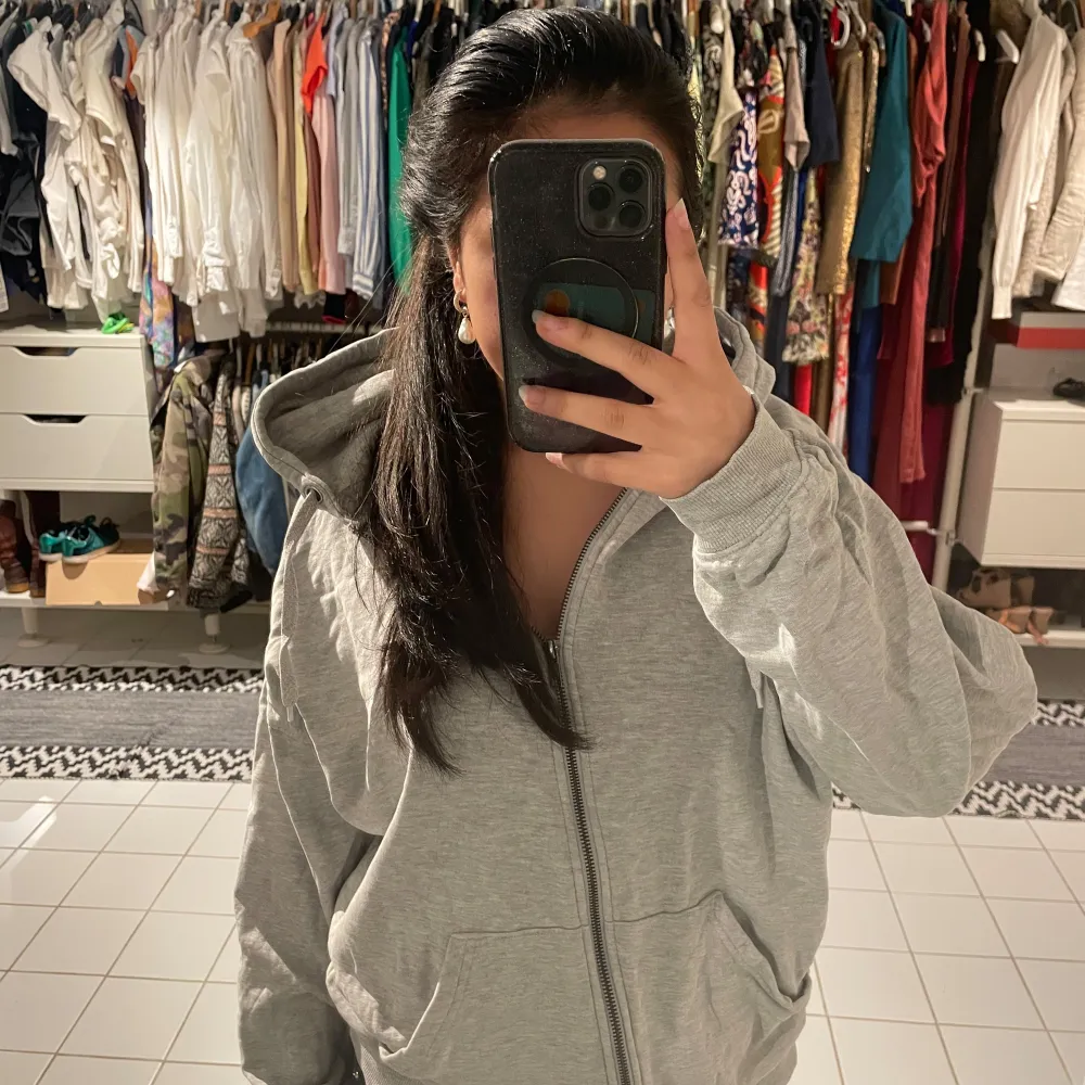 Säljer min zip-up gråa hoodie som är sååå najs!! Man kan ha den när som helst, till skolan,gymmet eller bara chilla i. Från bikbok i storlek Xs men skulle säga att den är större i stoleken!🩶. Neuletakit & Villapaidat.