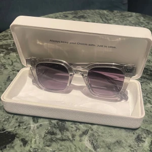 Transparenta solglasögon från Chimi - Tjo säljer ett par Chimi 04 grey storlek small. Använde dom i vecka när jag var utomlands för tre år sen och sen dess har dom bara ståt i garderoben. Inga märkbara defekter. Pris kan diskuteras 