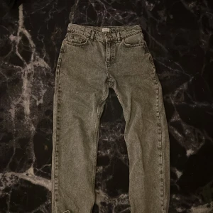 Grå jeansbyxor - Snygga grå jeans för en billig peng! De har en normal passform och är perfekta för en avslappnad stil. Hör av er om ni har frågor