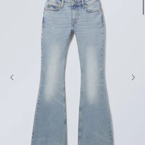 Ljusblå jeans från Weekday - Säljer ett par ljusblå jeans från Weekday. De har en klassisk femficksdesign och knappgylf. Perfekta för en avslappnad stil. JÄTTE sköna och mjukt material!