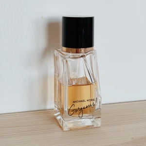 Michael Kors Gorgeous! EdP  - Michael Kors Gorgeous! Eau de Parfum 30ml. Halva flaskan kvar, luktar så gott!💫