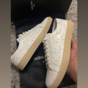 Saint Laurent skor - Unika Saint Laurent Court Classic Star Skor i en trippel Vit nyans⚜️ Skick: 10/10🧮 Inkluderat: Box, Dustbag,Skor♦️ Pris: 2749🎗️ Storlek: 43♣️ Snabbaffär = priset sänks-SERIÖSA BUD🔓