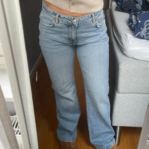 Straight raka jeans blåa - Jeans från Bikbok, rakt ben, lite stretch, medelhög midja, använda max 3 gånger, som nya. Storlek Waist 29, längd 32, (som en storlek mellan S och M) Jag är 169 cm lång.
