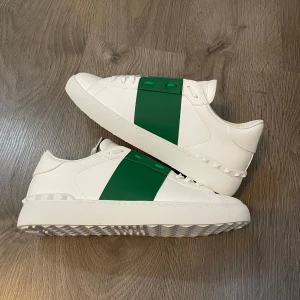 Gröna Valentino opens - Säljer min oanvända Valentinos då dom är för små för mig. Skobox saknas.