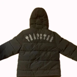 Svart irongate trapstar jacka - Jag säljer min svarta trapstar-jacka. det är en fantastisk jacka men tyvärr är det inte min stil längre så jag försöker bara få lite pengar för den.
