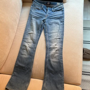 Blå bootcut jeans från Crocker - Säljer ett par snygga blå bootcut jeans från Crocker. De har en klassisk femficksdesign.