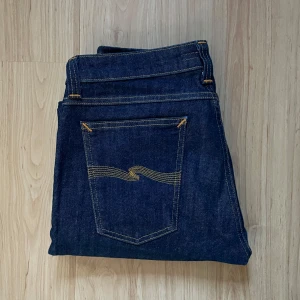Nudie Jeans  - Tja! Säljer dessa goa Nudie Jeans; Skinny Lin i storlek 32/32! Jeansen är i så gott som nyskick utan några defekter. Nypris för dessa ligger lite under 2000 kr jämfört med mitt pris på endast 299! Hör gärna av dig innan köp eller vid andra funderingar.☺️                                                                                            Mvh                                                                                  Swe Sellout