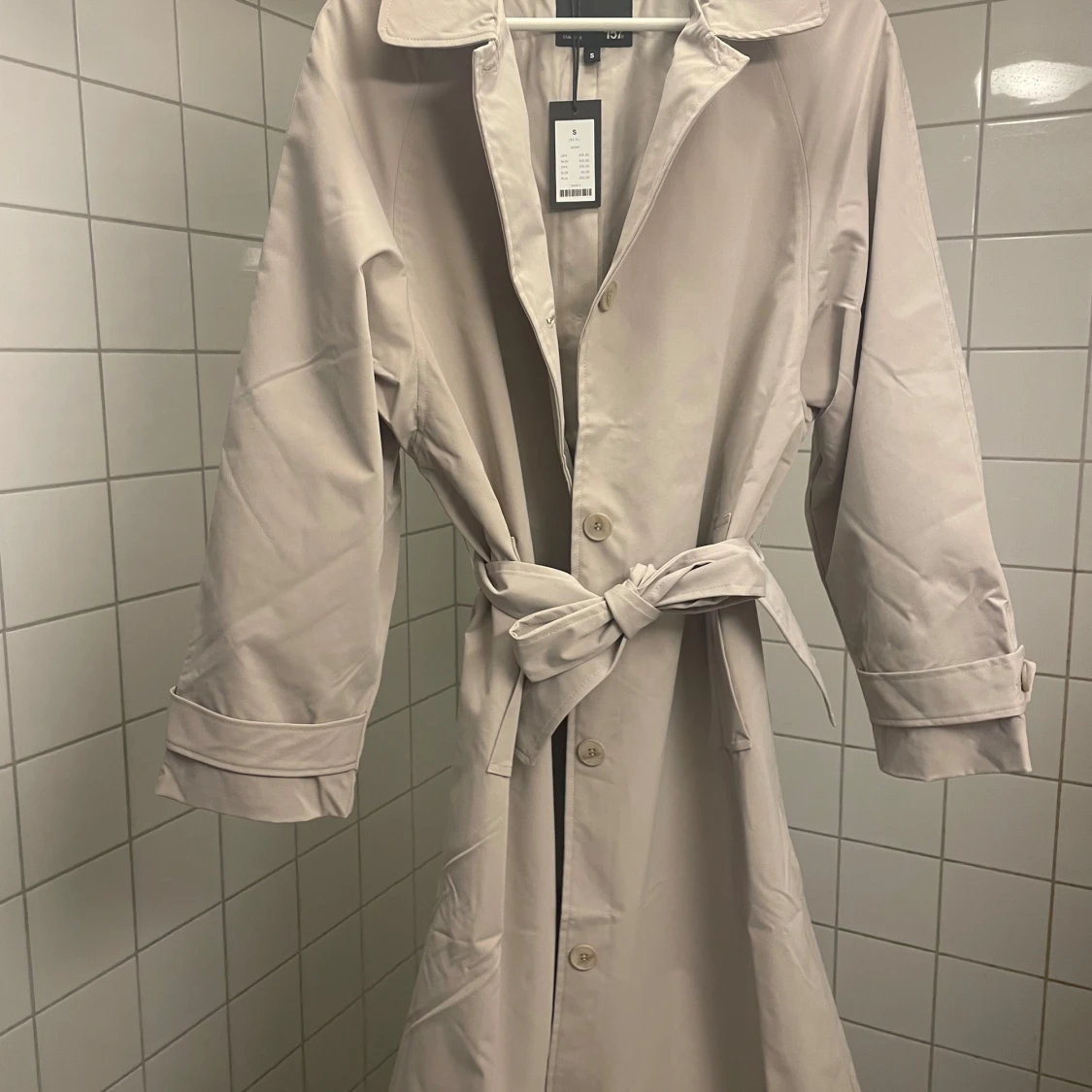 Beige trenchcoat med knytbälte