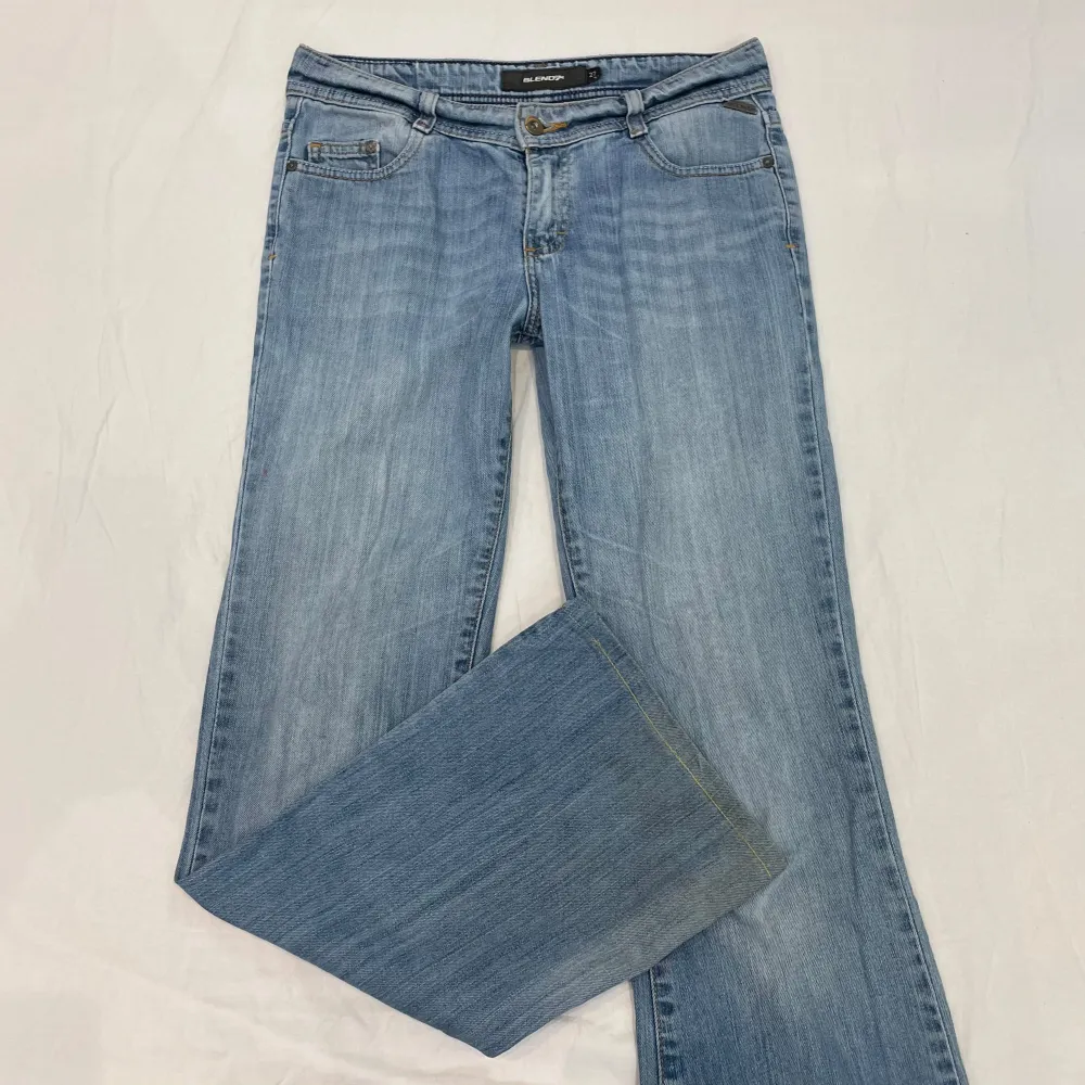 Midja 39x2 cm, gren 21 cm o innerben 76 cmđjae 169 o xs-s o tycker de sitter pĂ„ mig som en W25 trots mĂ€rkta W27 men det Ă€r mĂ„tten som gĂ€ller om man köper. Okej skick men missfĂ€rgade benslut. Farkut & Housut.