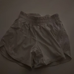 Lululemon shorts  - Dom är vita ser kanse gråvit i ljuset! Jättesöta lågmidjade storlek 4~xs