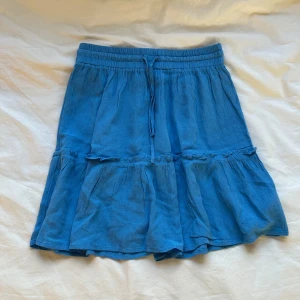 Blå sommar kjol - Blå somrig kjol i storlek 32 med justerbar midja. Köptes på primark i London och är nästan helt oanvänd💕 Skriv till mig om du har några frågor!