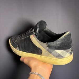 Burberry Skor - Tja, säljer ett par Burberry skor. Skick, 8/10 de har mycket kvar att ge. Storlek 44. Nypris runt 5000, mitt pris är 1399 men kan diskuteras vid intresse. Hör av dig vid frågor o funderingar!
