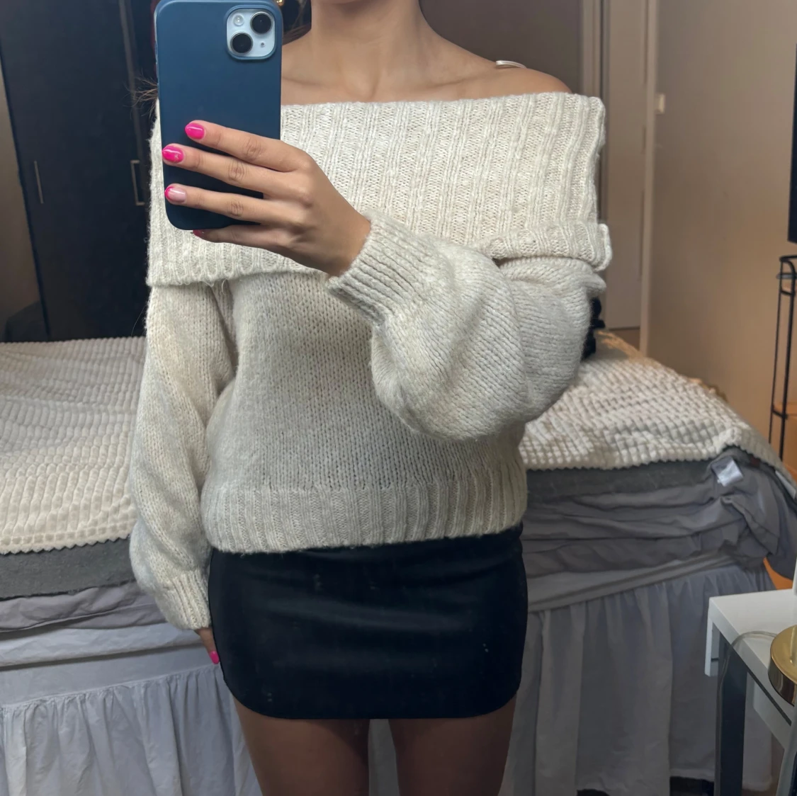 Beige offshoulder stickad tröja - 1