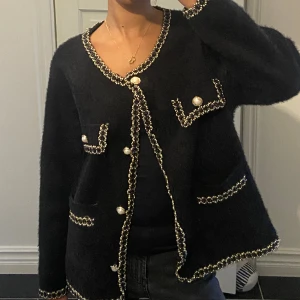 Svart kofta - Säljer min kofta som jag aldrig har använt då den är lite för stor för min smak (brukar ha s)❤️