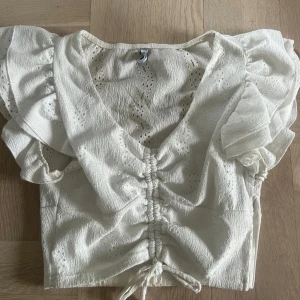 Vit blus - Jätte söt vit blus❤️perfekt till sommaren!!
