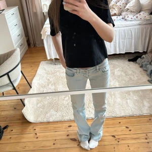 Ljusblå jeans från LTB - Säljer ett par ljusblå jeans från LTB. Modellen är Roxy och är samt lågmidhadr och bootcut , jag beställde den i en för lång längd vilket har gjort att det blivit slitage på ändarna (kontakta för fler bilder på det) men går att fixa om den läggs upp m.m storlek W26 L34 💗kontakta för fler frågor 💗köparen står för frakten 💗(nypris 750)