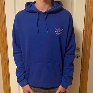 Yourturn hoodie - Säljer en somrig blå hoodie från Yourturn i storlek M. Säljer då den tyvärr inte kommer till användning. Tveka inte på att höra av dig om du har några funderingar 💯