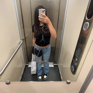 Low waist jeans med hål - Low waist flare jeans med hål. Köpte de från fashinnova och de är i size 7