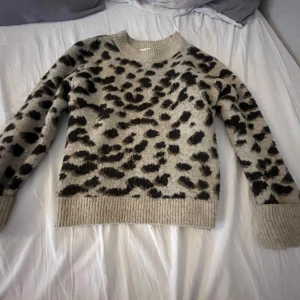 Beige leopardmönstrad tröja från H&M - Säljer en leopard tröja som är fin och mysig,och super skön tröja! Nytt skick!