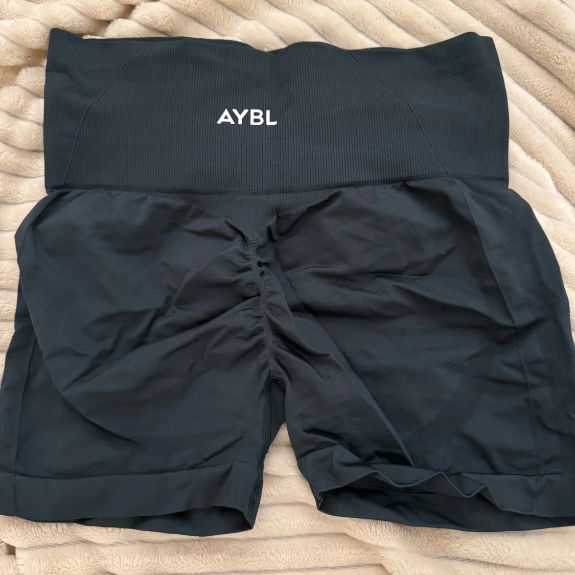 Svarta högmidjade shorts från AYBL - 1