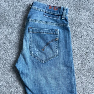 Dondup George  - Dondup jeans i modellen George. Jeansen har en sliten look och är i mycket bra skick. Storlek W31 Skicka gärna prisförslag eller om ni har frågor!