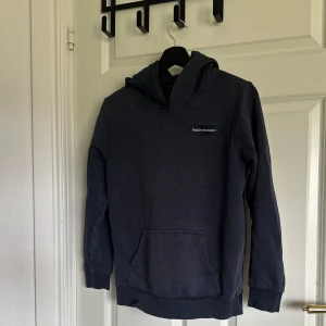Peak Performance hoodie - Säljer en snygg mörkblå hoodie från Peak Performance. Tröjan är i nyskick (se bilder). Storlek 160. Hör gärna av dig vid frågor! MVH Axel